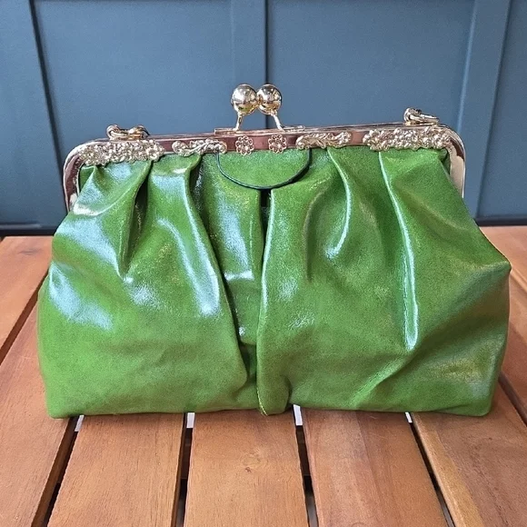 Elegant Green Bag With Gold Chain - Picture 4 of 10